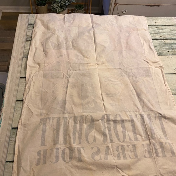 Authentic Taylor Swift wall hanging tapestry. & book. - Picture 11 of 14